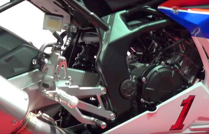 CBR250RR phiên bản đua vẫn tiếp tục sử dụng khối động cơ 2 xi-lanh thẳng hàng 249,7 cc DOHC 8 van piston có đường kính 62 mm, hành trình xi-lanh 41,4 mm và 6 cấp số. Dù vẫn có công suất 34,5 mã lực/28 Nm, tuy nhiên chiếc xe có thể đạt tốc độ tối đa hơn 180 km/h do có ECU được "mở tua".