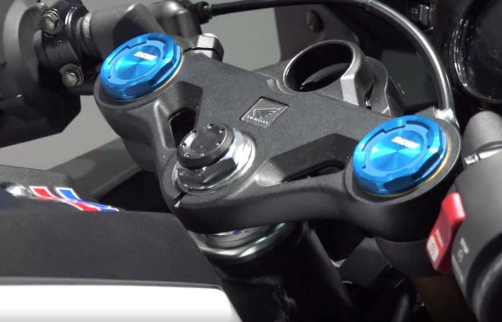 Ở phía trên tay lái, CBR250RR bản đua đã bị lược bỏ ổ khóa điện truyền thống. Tuy nhiên, bảng đồng hồ kỹ thuật số của chiếc xe không có sự thay đổi. Vẫn sử dụng bướm ga điện tử nhưng phiên bản đua sẽ không có các chế độ lái khác nhau.