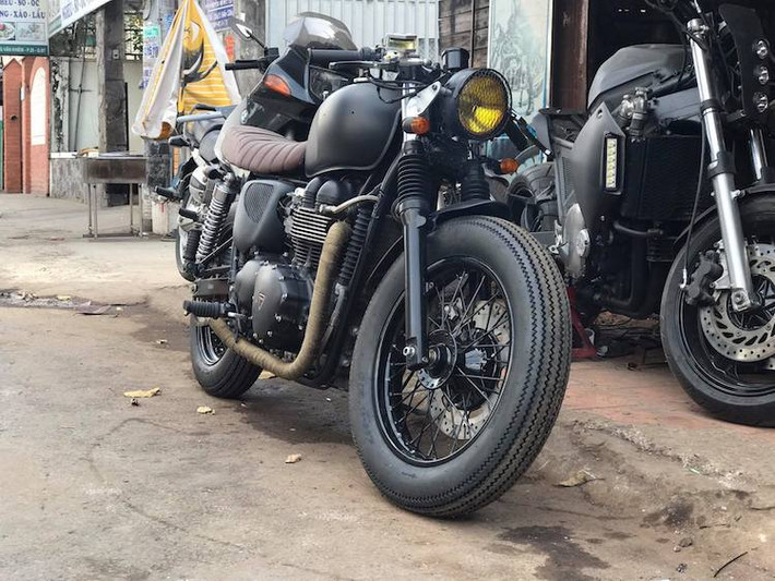 Đối với dân độ xe, mẫu xe môtô Triumph Bonneville đã trở thành một nền tảng quá quen thuộc với rất nhiều các bản độ khác nhau theo phong cách cafe racer, tracker, scrambler...Những bản độ từ dòng xe này đa phần đều có sự hoàn thiện rất cao, giữ nguyên sự cổ điển và thanh nhã nguyên bản của chiếc xe.