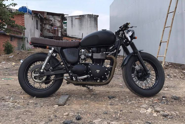 Trên bản độ này, toàn bộ thân xe đã được sơn hoàn toàn trong tông màu đen mờ, khiến cho Bonneville trông cực kỳ mạnh mẽ và nam tính. Những logo Triumph mạ chrome bóng bẩy hai bên bình xăng được loại bỏ, trong khi cặp ốp hai bên thân được khoét lỗ và lắp lưới chắn đầy vẻ phong trần.