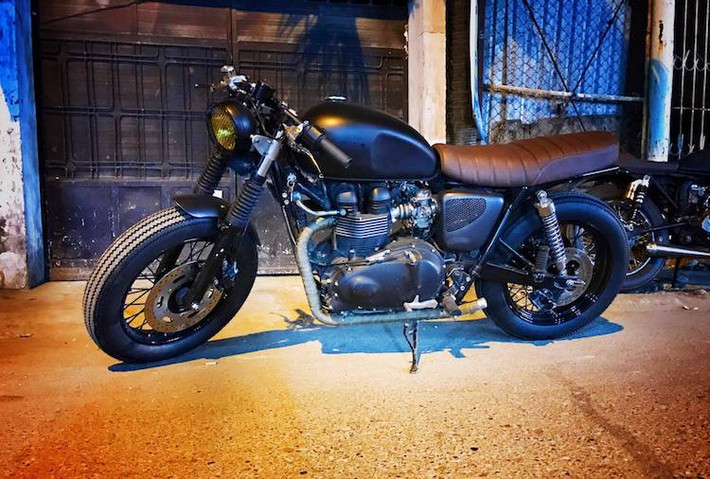 Tuy nhiên, cũng có không ít những bản độ Bonneville trên Thế giới đã hoàn toàn "phá dáng" tinh tế nguyên bản của chiếc xe, biến nó trở nên "ngầu" và cực kỳ mạnh mẽ. Mới đây, xưởng độ Tự Thanh Đa tại Sài Gòn đã tạo ra một bản độ Bonneville cafe racer đầy "nổi loạn" như vậy.
