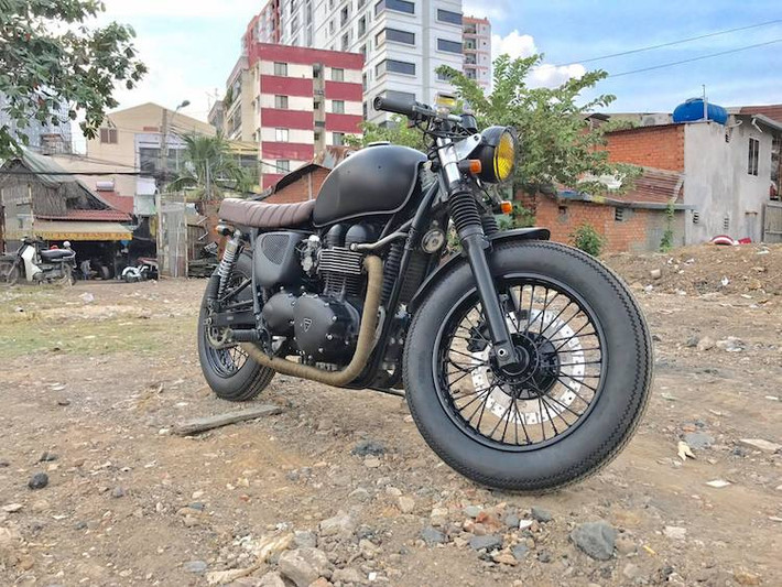 Vốn có kiểu dáng cổ điển nhã nhặn, chiếc môtô Triumph Bonneville đã trở nên đầy "nổi loạn" và cực "ngầu" khi được xưởng độ xe môtô Tự Thanh Đa tại Sài Gòn "chế cháo" lại một cách đầy ngẫu hứng.