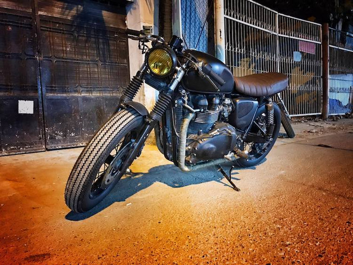 Vốn có đèn pha tròn nguyên bản, tuy nhiên bản độ Triumph này đã được Tự Thanh Đa thay thế đèn pha nhỏ hơn với chóa màu vàng và lưới chắn như những dòng xe địa hình. Giảm xóc và vành trước của xe được giữ nguyên, nhưng có lốp kiểu Firestone vintage đậm chất cổ điển.