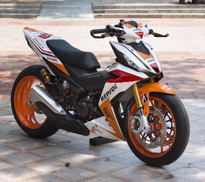 Mới đây nhất, một người chơi xe tại Sài Gòn đã cho "ra lò" bản độ Honda Winner 150 mới đầy ấn tượng với phong cách xe đua. Không chỉ gây ấn tượng bởi dàn đồ chơi "hàng khủng" và vỏ được chế mủ, chiếc xe còn đặc biệt hấp dẫn với cặp bánh lớn của Ducati 1199 Panigale S.
