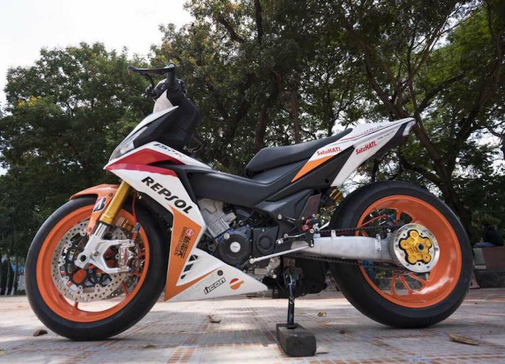 Với dàn vỏ chế mủ nhẹ, "dàn chân khủng" và một loạt các phụ tùng giá trị, chiếc Honda Winner 150 đã "lột xác" với phong cách thể thao tương tự những mẫu xe đua chuyên nghiệp.