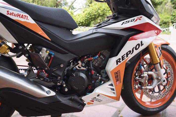 Để có thể sử dụng cùm côn dầu Brembo RCS16, cơ cấu cắt côn của chiếc xe cũng đã được chuyển từ dây cáp thành dây dầu thủy lực. Nằm lùi về sau khối động cơ của Winner là dàn để chân Lightech R vốn dành cho Kawasaki ZX10R 2016 và pen đạp cho hệ thống phanh sau Brembo từ xe KTM.