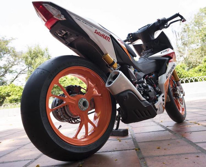 Để có thể lắp được mâm sau của Ducati 1199 Panigale S, chiếc xe cũng đã được độ lên gắp đơn. Nằm bên cạnh bánh sau "khủng" là cây pô nguyên bản của Honda CBR1000RR, với thiết kế khá phù hợp với kiểu dáng của Winner.