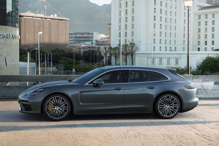 Phiên bản "xanh" Panamera 4 E-Hybrid được Porsche trang bị cho chiếc xe một động cơ 2.9l V6 tăng áp kép với công suất tối đa 330 mã lực và mô-men xoắn cực đại 450 Nm, kèm theo hộp số ly hợp kép PDK 8 cấp. Ngoài ra, xe còn được trang bị một mô-tơ điện 136 mã lực/400 Nm.