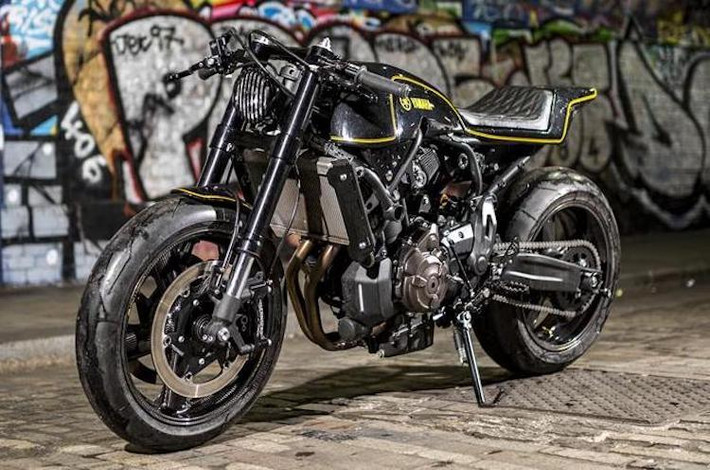 Được coi là phiên bản có giá rẻ hơn của chiếc XSR900 và dựa trên dòng naked bike MT-07, môtô Yamaha XSR700 là một mẫu xe theo phong cách scrambler cổ điển rất lý tưởng để cho các tay độ thỏa sức sáng tạo. Chính vì vậy, đã có rất nhiều xưởng độ khác nhau đã tạo ra những mẫu xe độc đáo từ XSR700 để tham gia vào cuộc thi xe độ Yard Built của Yamaha.