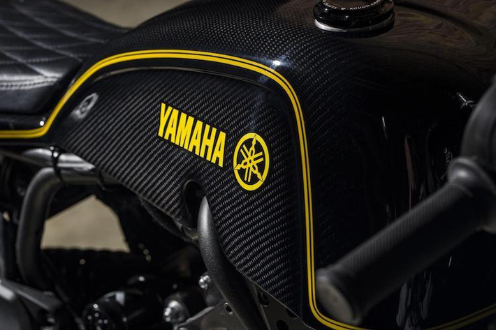 Bình xăng nguyên bản của XSR 700 đã được Rough Crafts loại bỏ, thay vào đó là bình nhỏ hơn gò từ nhôm và được bảo vệ bởi lớp vỏ bình "thửa riêng" từ sợi carbon. Rough Crafts cũng đã để trần lớp vân đặc trưng của vật liệu sợi carbon, chỉ trang trí vỏ bình với logo Yamaha và viền trang trí màu vàng.