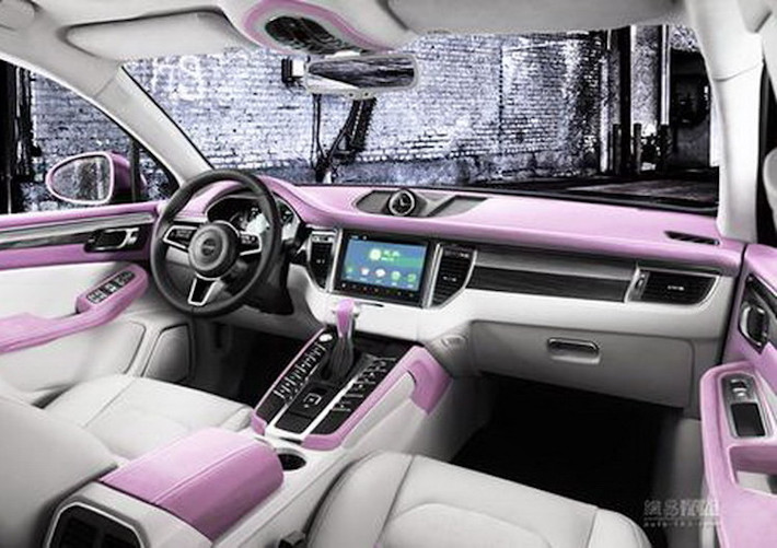 Không chỉ dừng lại ở ngoại thất, Zotye còn "copy" gần như y hệt nội thất của Macan, cũng với hàng phím đặt xéo trên bảng điều khiển trung tâm, vô-lăng thể thao và màn hình hệ thống thông tin giải trí lớn. Rất hiếm khi các hãng xe Trung Quốc sao chép ý tưởng của cả ngoại thất lẫn nội thất của một mẫu xe nhưng với SR9, Zotye lại một lần nữa đưa "đẳng cấp sao chép" của người Trung Quốc lên tầm cao mới.