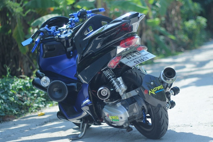 Nhờ có bộ ốp chế mủ trên yên sau, phần đuôi của PCX đời cũ đã có vẻ ngoài to lớn không thua kém gì các mẫu maxi scooter phân khối lớn. Trong khi đó, yên trước của xe cũng được tạo hình lại giống ghế xe ôtô đua.