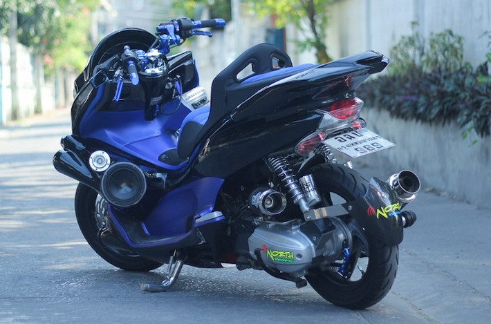 Không chỉ được độ lại "full bài" phong cách maxi scooter, chiếc xe tay ga Honda PCX 150 của tay chơi xe Thái Lan còn có dàn âm thanh "khủng" được gắn khéo léo vào các chi tiết vỏ nguyên bản.