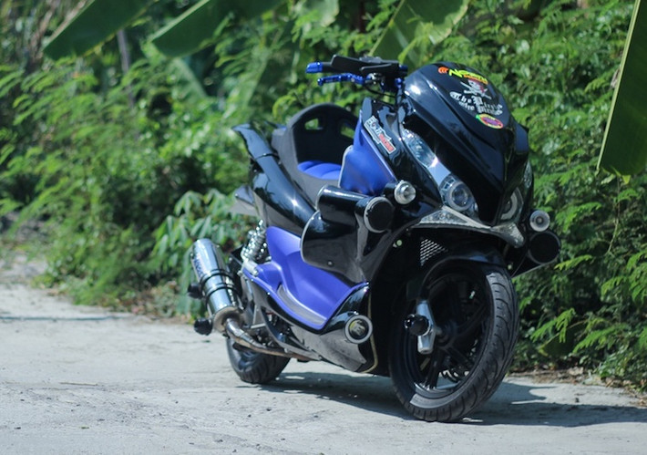 Những chiếc PCX thường được các dân chơi Đông Nam Á độ lại theo phong cách "bành trướng" của các dòng maxi scooter phân khối lớn tại Nhật bản. Tuy nhiên không chỉ dừng lại ở việc độ dáng, một dân chơi Thái Lan thậm chí còn trang bị cho chiếc xe dàn âm thanh "hàng khủng".