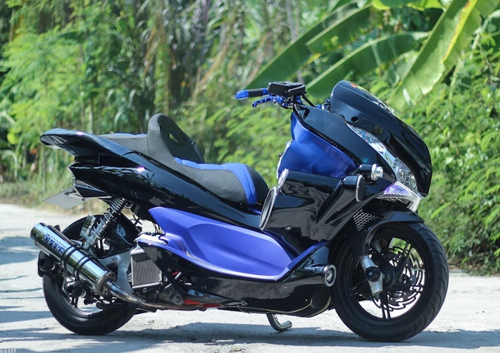 Trên thị trường, Honda PCX 150 cùng phiên bản 125 của nó là một trong số ít những mẫu xe tay ga phân khối nhỏ theo phong cách maxi scooter. Dù khá ít người chơi tại Việt Nam nhưng ở những nước Đông Nam Á khác, đặc biệt là Thái Lan và Indonesia, PCX thu hút được một lượng "fan" khá lớn.