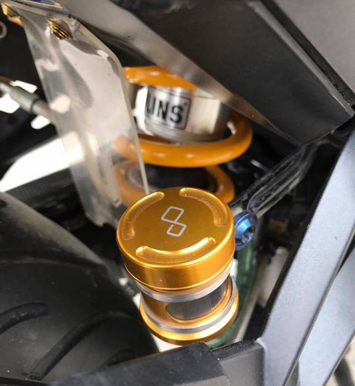 Bên cạnh đó, hệ thống phanh sau cũng đã được nâng cấp với đĩa Galfer, heo Brembo 2 pis đối xứng và bình dầu Lightech. Chưa dừng lại ở đó, phuộc Ohlins bình dầu rời phía sau cũng góp phần nâng cao hiệu năng vận hành của chiếc xe.