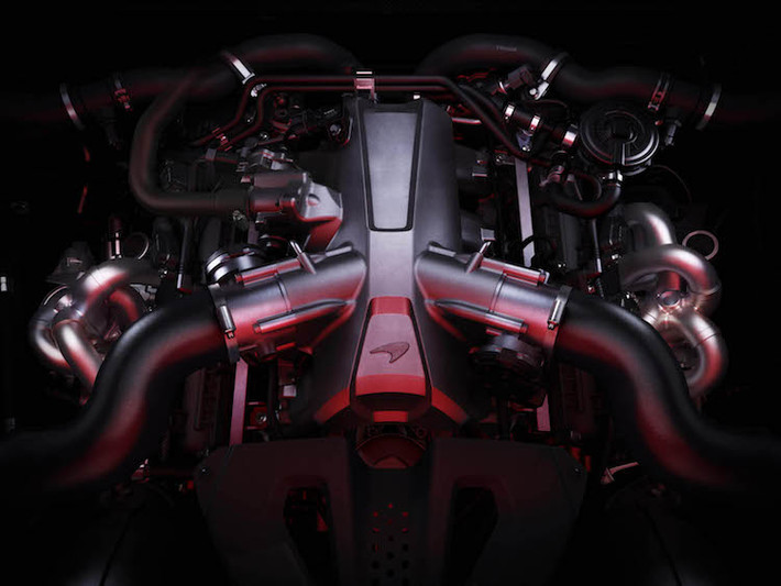 Vẫn được trang bị động cơ V8 tăng áp kép như những "người tiền nhiệm" nhưng trên 720S, McLaren đã nâng dung tích động cơ lên từ 3.8 thành 4 lít. Ngoài ra, động cơ này còn sở hữu cặp turbo twin-scroll mới và 41% những phụ tùng nhẹ hơn 650S. Động cơ này được kết hợp với hộp số ly hợp kép 7 cấp và hệ dẫn động bánh sau.