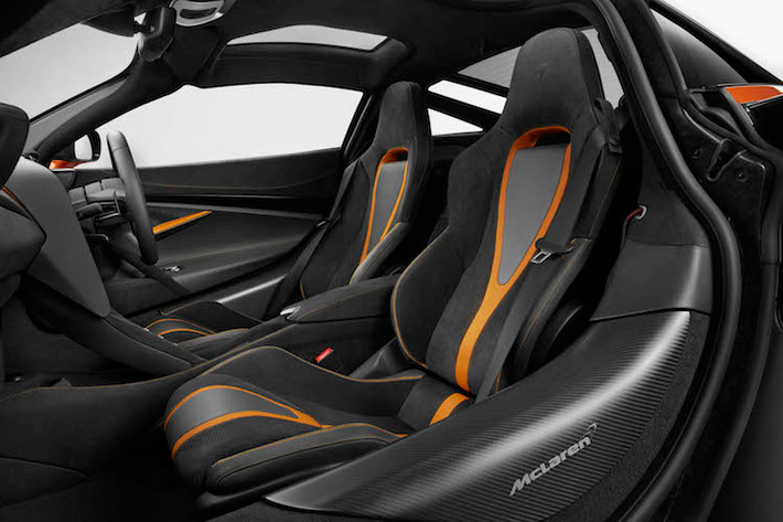 Theo McLaren, 720S sở hữu cabin sang trọng và có tính công thái học cao nhất trong số tất cả các dòng xe được hãng sản xuất. Đương nhiên, khách hàng cũng có thể tùy ý cá nhân hóa nội và ngoại thất của chiếc xe thông qua bộ phận đặc biệt MSO (McLaren Special Operations).