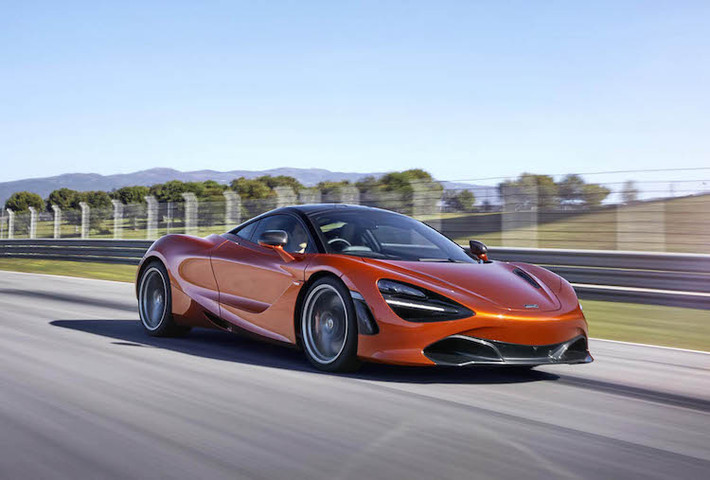 Với các thay đổi mới, McLaren 720S có công suất tối đa lên tới 720 PS (710 mã lực) và mô-men xoắn cực đại 770 Nm. Những con số này không chỉ khiến 720S mạnh hơn cả 2 đối thủ Lamborghini Huracan lẫn Ferrari 488 GTB mà còn khiến nó mạnh tương đương những siêu xe V12 ở đẳng cấp cao hơn như Ferrari 812 Superfast hay Lamborghini Aventador S.