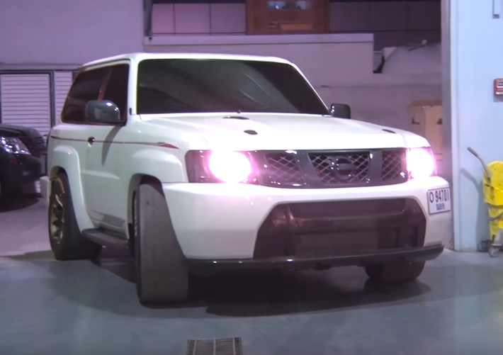 Nếu chỉ nhìn lướt qua, không ai có thể nghĩ rằng chiếc Nissan Patrol phiên bản Safari 3 cửa nàu có sức mạnh đủ để khiến nó "đánh bại" siêu xe Porsche 918 Spyder. Phải để ý rất kỹ, những "gợi ý" về công suất "khủng" của chiếc xe như cản trước và nắp ca-pô với khe gió theo phong cách siêu xe thể thao Nissan GT-R R35.
