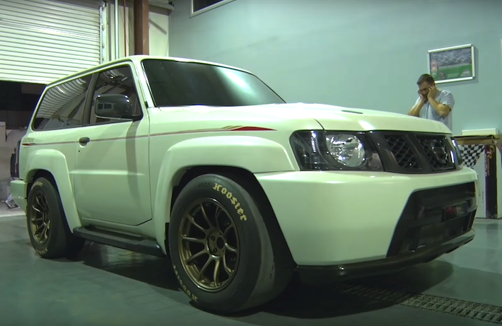 Trên thực tế, dù có vẻ ngoài gần như không khác gì một chiếc Nissan Patrol thế hệ thứ 5 vốn được dân Trung Đông cực kỳ ưa chuộng nhưng đằng sau lớp vỏ, chiếc SUV này đã được độ "hết bài" bởi xưởng T1 Racing Development ở Dubai.