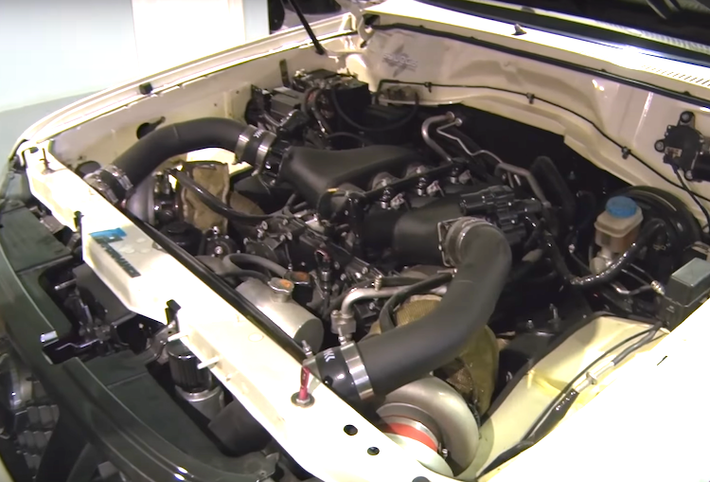 Không chỉ đơn thuần thay máy của GT-R, T1 Racing Development còn độ lại động cơ này bằng cách "doa nòng" lên dung tích 4.1 lít, đồng thời nâng cấp hàng loạt các chi tiết bên trong. Sau khi được độ "hết bài", động cơ này đã cho công suất tối đa "khủng" lên tới 1900 mã lực được đo ở các bánh xe.