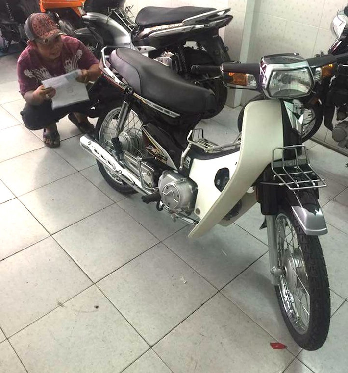 Bên cạnh phần đầu dài đặc trưng cùng mặt nạ, thế hệ Super Dream 100 cuối cùng còn điểm nổi bật là bộ tem mới với một số chữ in màu chrome bóng, đem tới điểm nhấn sang trọng hơn cho chiếc xe.