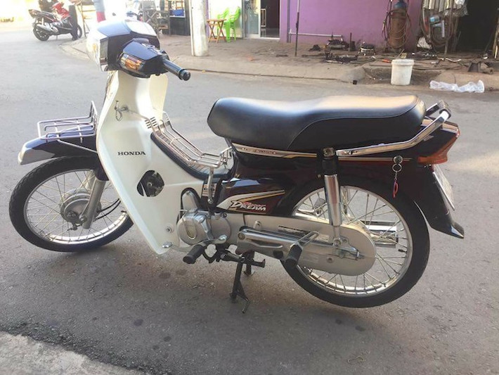 Có mặt tại thị trường kể từ năm 1998, Honda Super Dream 100 là mẫu xe đầu tiên được Honda Việt Nam sản xuất tại nước ta. Tính tới khi bị ngừng sản xuất, chiếc xe đã có tổng cộng 3 thế hệ với những sự thay đổi nhẹ về thiết kế, màu sắc và tem.