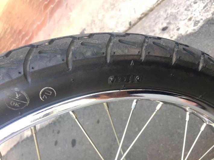 Nhìn vào hình thức bên ngoài, có thể thấy chiếc xe này vẫn chưa qua sử dụng, mới chỉ được đăng ký biển số. Dựa vào thời gian đúc trên các lốp xe nguyên bản, có thể thấy chiếc Super Dream 100 này đã được sản xuất từ năm 2011.