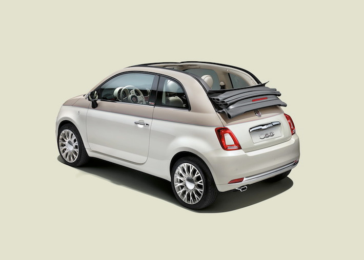 So với các phiên bản Fiat 500C thường, Fiat 500 Sessantesimo nổi bật ngay từ bên ngoài bởi nước sơn 2 tông màu "hàng thửa", với sơn 3 lớp phần dưới màu trắng và nửa trên màu ngà voi, ngăn với nhau bởi viền màu vang đỏ. Ngoài ra chiếc xe còn có bộ mâm 16 inch với thiết kế độc đáo, ốp gương chiếu hậu mạ chrome và các logo đặc biệt trên cột B.
