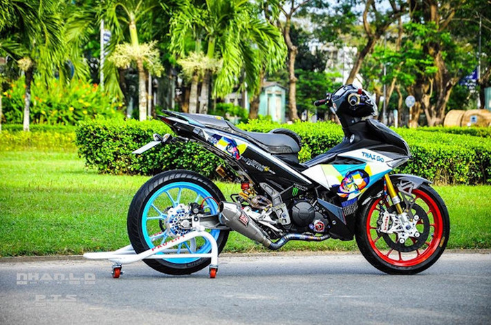 Trên chiếc xe này, cặp mâm trước sau của Exciter nguyên bản đã được thay bằng mâm 6 cánh chữ Y có nguồn gốc từ mẫu sportbike 2 kỳ Aprilia RS125. Ngoài ra, "dàn chân" trước cũng trở nên nổi bật với phuộc Gazi tiện chân nhôm CNC phong cách phuộc Ohlins, đĩa phanh Carbon Black và heo Brembo M4 4 piston.