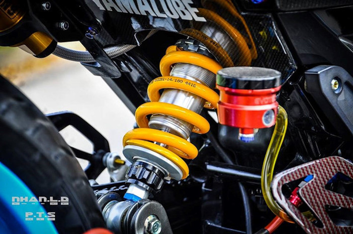 Dầu cho hệ thống phanh sau được chứa bởi bình dầu Evotech, ngay bên cạnh là cây phuộc Ohlins đem tới cho Exciter cảm giác điều khiển ổn định hơn.