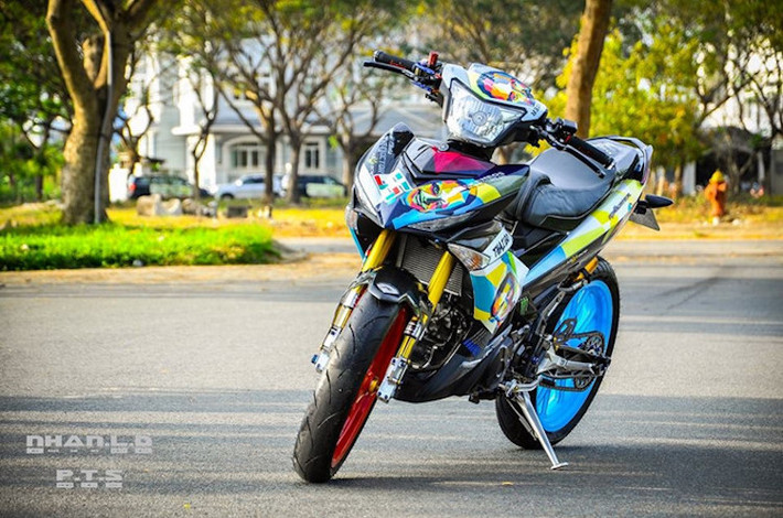 Tại lễ hội Y-Rider 2017 vừa được Yamaha tổ chức trong Sài Gòn, một loạt những mẫu Exciter độ đẹp từ Bắc vào Nam đã được trưng bày. Trong đó, chiếc xe của một người chơi tới từ Cần Thơ đã gây được nhiều sự chú ý với những phụ tùng "hàng độc" được độ hài hòa.