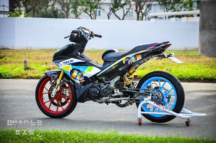 Toàn bộ dàn vỏ nguyên bản của chiếc xế độ Exciter 150 này đã được chủ nhân đặt dán sợi carbon thật, sau đó tiếp tục sơn hình ảnh tay đua "The Doctor" Valentino Rossi sặc sỡ.
