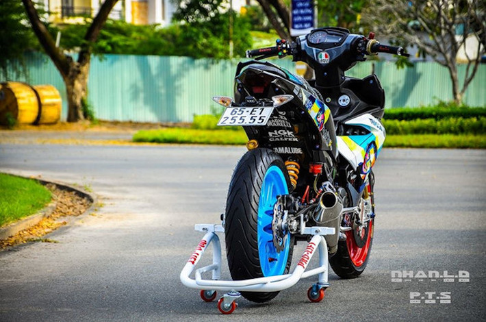 Được phối ghép từ nhiều phụ tùng độc đáo, chiếc xe côn tay underbone Yamaha Exciter 150 của một biker Cần Thơ đã có ngoại hình bắt mắt và giống như xe đua.