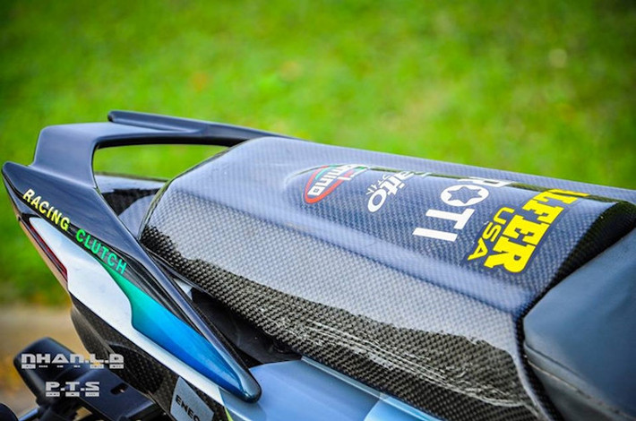 Theo phong cách xe đua, bộ yên xe nguyên bản đã được gọt mỏng với ốp yên solo bằng sợi carbon ở phía sau và phía trước là "gò" đệm chống trôi. Kết thúc bản độ là pát biển số rút gọn để khiến chiếc xe trở nên thể thao hơn.