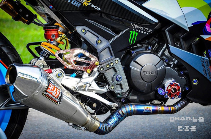 Một số món "đồ chơi" vốn dành cho mẫu superbike BMW S1000RR đã được trang bị cho xe, trong đó có cây pô Yoshimura Tri-Cone kèm cổ titan khò 7 màu đẹp mắt và dàn để chân Gilles Rear Set Toolings vốn dành cho BMW HP4.