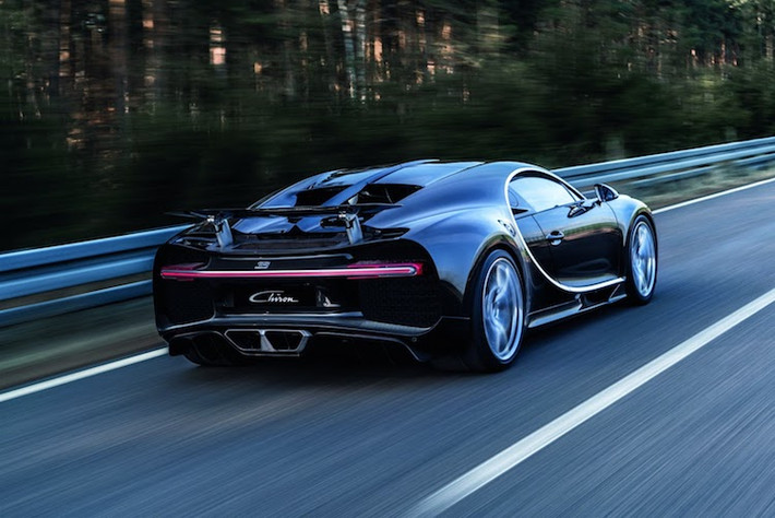 Bugatti đã bắt đầu sản xuất Chiron kể từ mùa thu. Hãng siêu xe Bugatti sẽ chỉ dự định sản xuất 500 chiếc Chiron nhưng ngay từ khi ra mắt, 1/3 trong số đó đã được đặt hàng, mặc dù dòng xe này có mức giá khởi điểm chưa thuế lên tới 2,6 triệu USD/chiếc (tương đương 57,9 tỷ đồng).