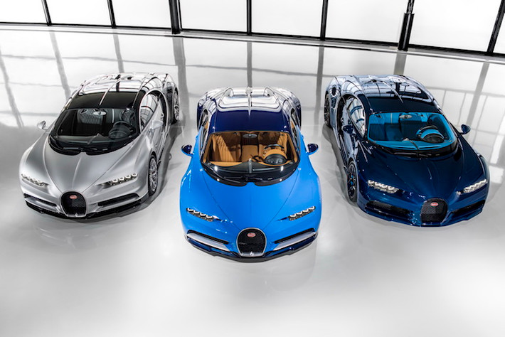 Sau gần tròn 1 năm kể từ ngày ra mắt tại triển lãm Geneva 2016, những chiếc siêu xe siêu tốc Bugatti Chiron mới đầu tiên đã bắt đầu tới tay những "đại gia" nhanh tay đặt hàng trước. Lô Bugatti Chiron đầu tiên gồm 3 chiếc màu bạc, xanh da trời và xanh nước biển đậm, sẽ được giao tới những chủ nhân tại châu Âu và Trung Đông.
