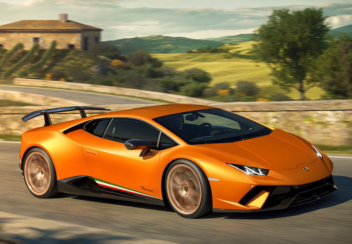 Trong khi đó để nâng cao khả năng điều khiển, hệ thống treo của Huracan Performante đã có các lò xo cứng hơn 10% cùng các vòng đệm trục hay tay đòn cứng hơn 50%. Hệ thống lái cơ điện tử, dẫn động 4 bánh và phanh của xe cũng được nâng cấp.