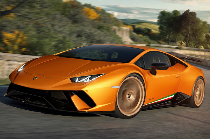 Bên trong khoang máy của Huracan Performante vẫn là khối động cơ V10 5.2l nạp khí tự nhiên nhưng đã được Lamborghini cải tiến cổ hút, hệ thống xả và xú-páp bằng titan để nâng công suất thêm 30 mã lực cùng mô-men xoắn cực đại 40 Nm, đạt 631 mã lực/600 Nm. Ngoài ra Lamborghini còn chỉnh sửa lại hộp số ly hợp kép của xe.