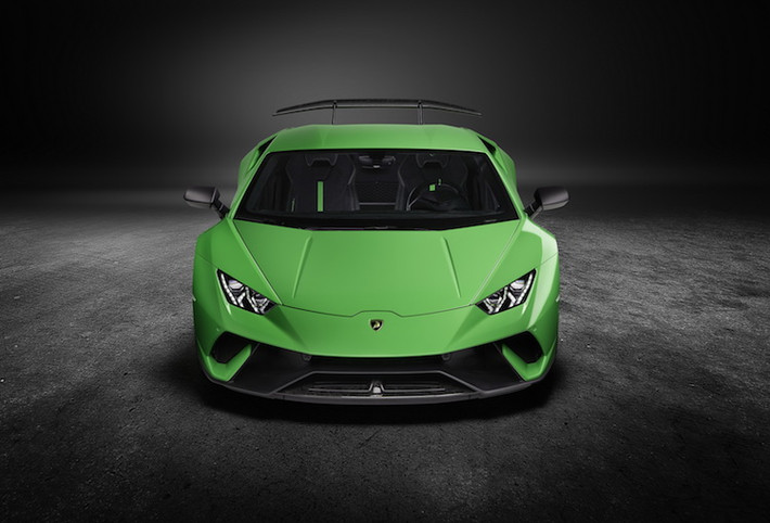 "Công thức" chính của Lamborghini được sử dụng để khiến Huracan Performante đạt hiệu năng cao hơn là giảm trọng lượng và cải thiện hiệu năng khí động học. Ngay từ phía trước, phiên bản mới này đã có cản trước được thiết kế lại hoàn toàn so với Huracan, với kiểu dáng tương tự Aventador SV trước đây.