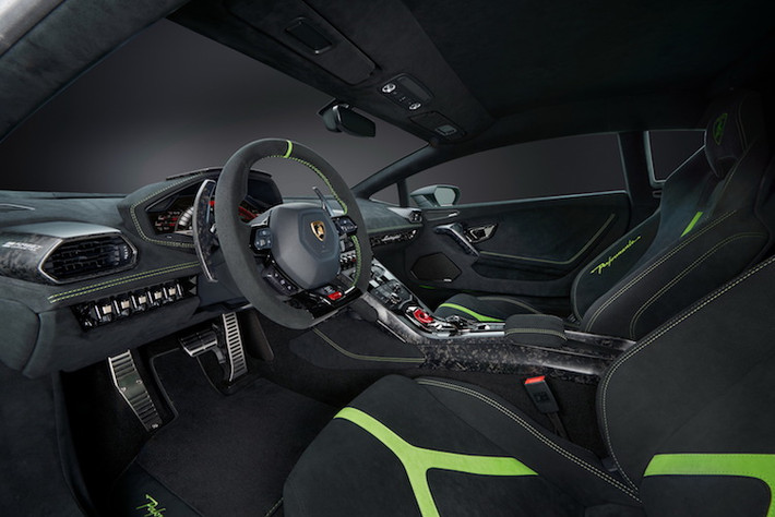 Bên trong nội thất, Huracan Performante vẫn có thiết kế dựa trên Huracan thường nhưng đã được Lamborghini "làm mới" lại với cabin bọc Alcantara cùng các họa tiết trang trí thêu nổi vân màu vàng hình chữ Y trên bề mặt ghế. Những chi tiết ốp khe gió điều hòa, cần chuyển số, bệ trung tâm và tay nắm cửa đều được làm từ sợi carbon rèn.