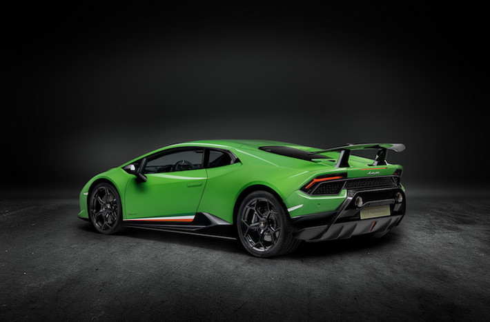 Huracan Performante là chiếc siêu xe Lamborghini đầu tiên được trang bị hệ thống khí động học chủ động Aerodinamica Lamborghini Attiva (ALA). Hệ thống này gồm một cánh đuôi "khổng lồ", rỗng nằm phía sau đuôi với hai chân chống có các "vây" đóng mở điều khiển điện và một hộp gió nằm bên dưới nắp khoang động cơ.