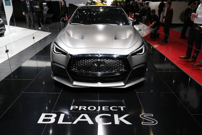 Ngay từ cái nhìn đầu tiên, Q60 Black S đã gây ấn tượng bởi vẻ bề ngoài dữ dằn với lưới tản nhiệt truyền thống của Infiniti nằm trên cản trước có các khe hút gió cực lón, bên cạnh nắp ca-pô "trổ" thêm 2 khe tản nhiệt. Toàn bộ thân xe đã được Infiniti sơn màu xám mờ mạnh mẽ.