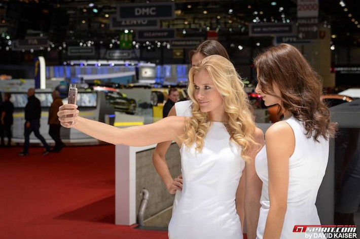 Phút nghỉ ngơi "tự sướng" của những người đẹp tại một gian hàng xe ở Geneva motor show 2017.