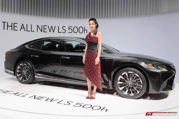 Người mẫu tại khu trưng bày Lexus này là một ví dụ. Bên chiếc xế sang LS500h thế hệ mới, bộ váy với những đường vân "đều tăm tắp" và màu đỏ đun khiến người mẫu giữ được vẻ sang trọng và nổi bật cùng chiếc xe.