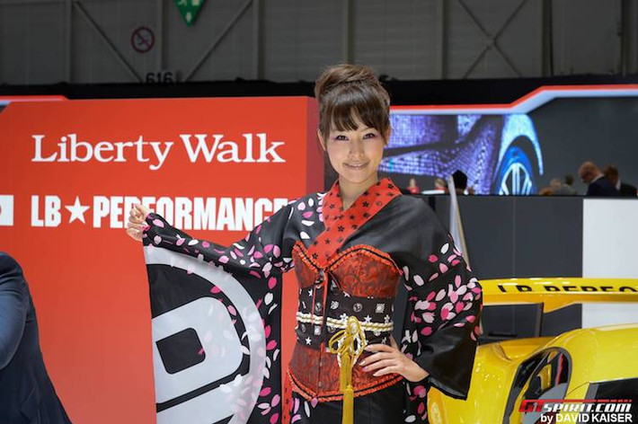 Lần đầu tiên góp mặt tại triển lãm Geneva, hãng độ Liberty Walk đã đem văn hóa Nhật tới châu Âu bằng những người đẹp từ xứ Phù Tang trong bộ trang phục cách điệu từ kimono truyền thống.