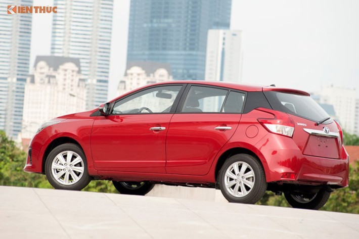 Được nhập khẩu nguyên chiếc từ Thái Lan, dòng xe Toyota Yaris cũng có giá giảm do điều chỉnh thuế. Trong đó, phiên bản Yaris G giảm mạnh nhất tới 47 triệu đồng, nay chỉ còn 642 triệu. Phiên bản Yaris E cũng giảm khá sâu với mức 44 triệu đồng, nay còn 592 triệu.