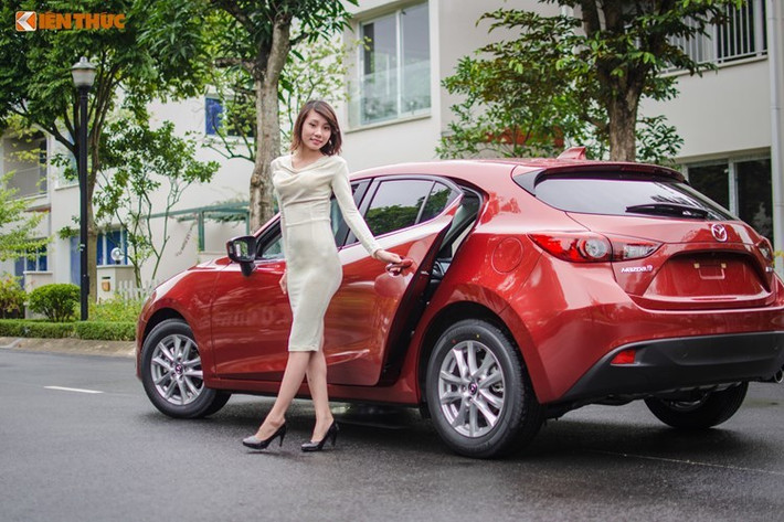 Dòng xe compact hạng C Mazda 3 được giảm tới 75 triệu đồng cho phiên bản 2.0l sedan, nay còn 754 triệu đồng thay vì 829 triệu như trước. Phiên bản 1.5 sedan giảm tổng cộng 35 triệu đồng, hiện đang đạt 650 triệu đồng. Bản hatchback 1.5l của Mazda 3 cũng có giá giảm 25 triệu, từ 705 xuống còn 680 triệu đồng.